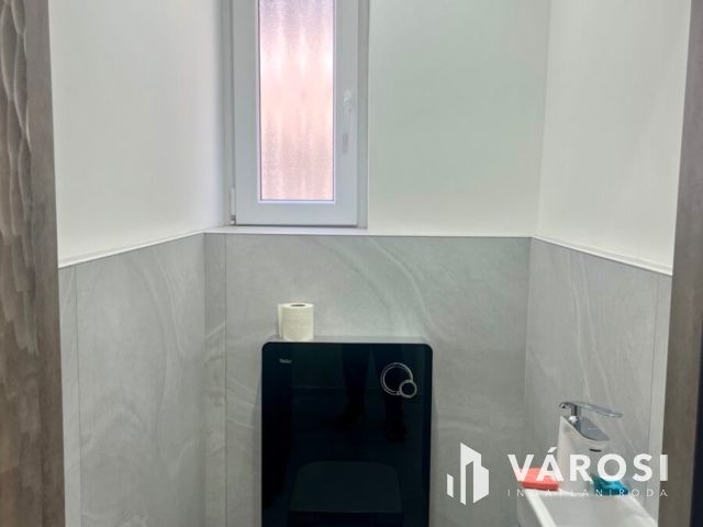 Tágas, világos Bazilikára néző luxuslakás eladó