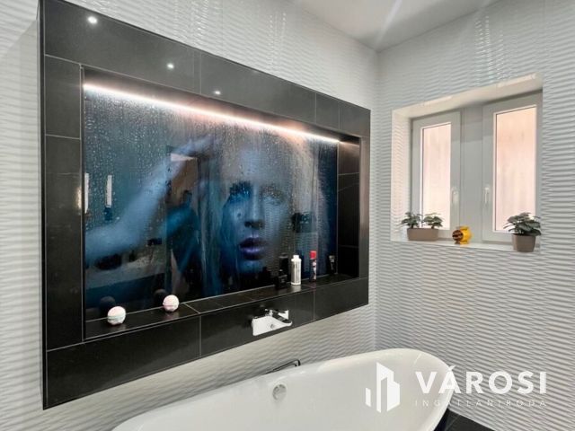 Tágas, világos Bazilikára néző luxuslakás eladó