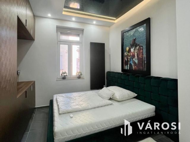 Tágas, világos Bazilikára néző luxuslakás eladó