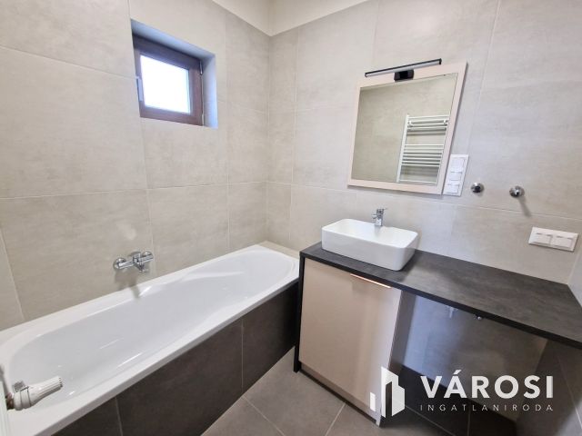 Korszerűsített Prémium Ingatlan, ÜZLET+2LAKÁS