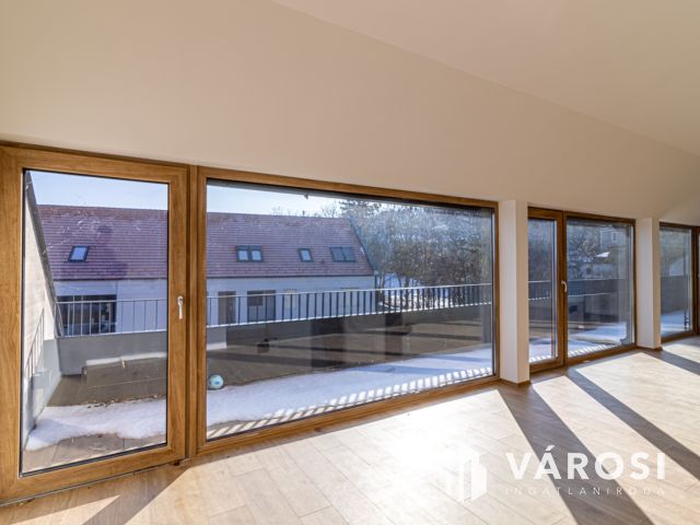 Modern 4 szobás, nagy erkélyes lakás Badacsonytomajon eladó