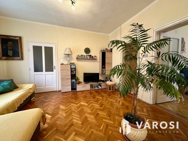 Debrecen egyik LEGSZEBB utcájában kertes ház eladó!