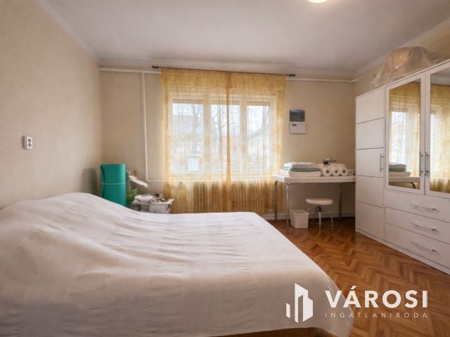 Debrecen egyik LEGSZEBB utcájában kertes ház eladó!