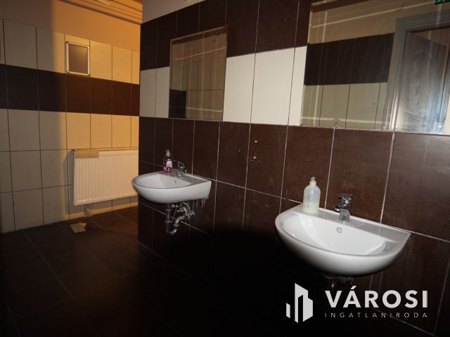 Belvárosi egyedi üzlethelység eladó