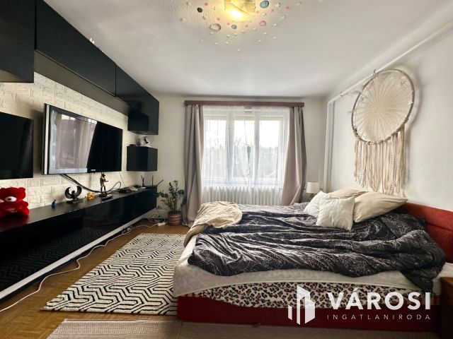 Károlyin, főútvonal mellett, 2 generációs családi ház eladó!