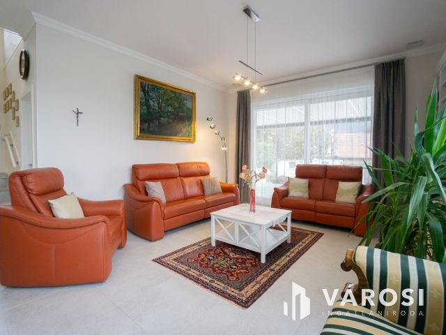 Modern, belső kétszintes családi ház remek panorámával!