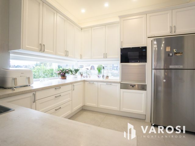 Modern, belső kétszintes családi ház remek panorámával!