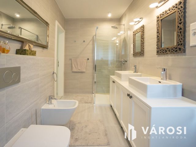 Modern, belső kétszintes családi ház remek panorámával!