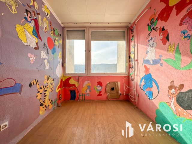 Déryné úton 2 szobás, erkélyes lakás eladó!