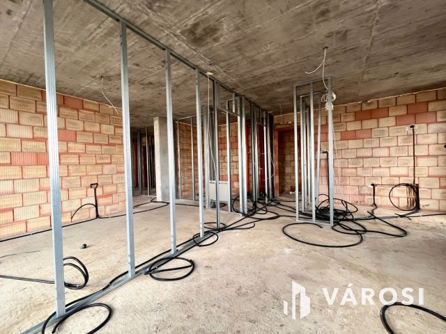 Világos, energiatakarékos otthon a Postakertben