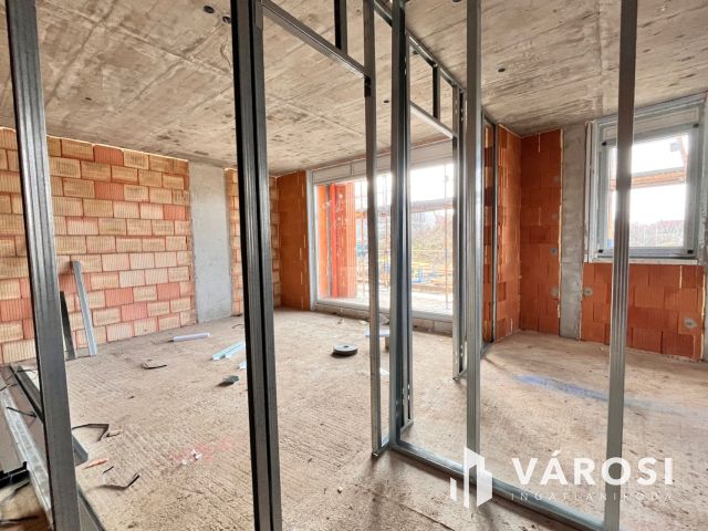 Világos, energiatakarékos otthon a Postakertben