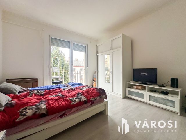 Vásártéren felújított, 1 szobás lakás eladó!