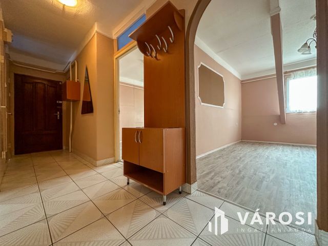 Vásártéren 2+1 félszobás, tetőtéri lakás eladó!