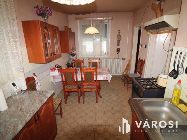 Kétszintes tégla ház, garázzsal.