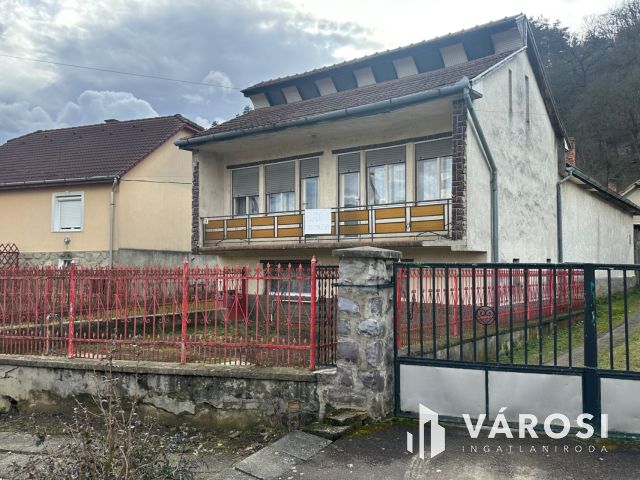 A falu csendes részén, felújítandó családi ház eladó!