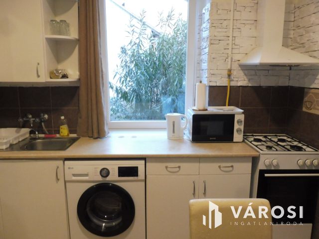 Tökéletes helyen,pénztárca barát kis lakás eladó.