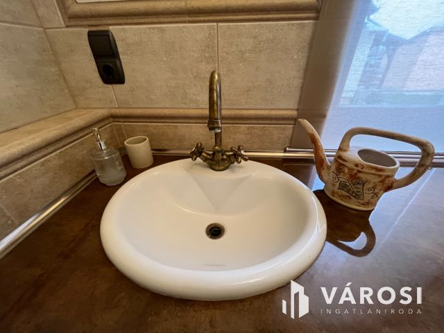 Debreceni Klasszikus Stílusú Impozáns Ingatlan Eladó!