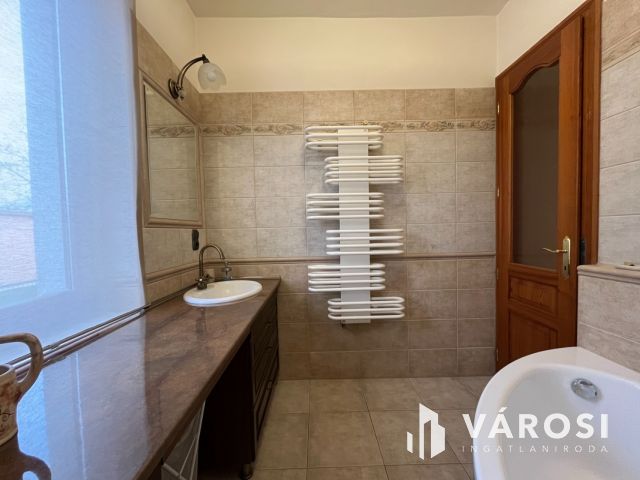 Debreceni Klasszikus Stílusú Impozáns Ingatlan Eladó!