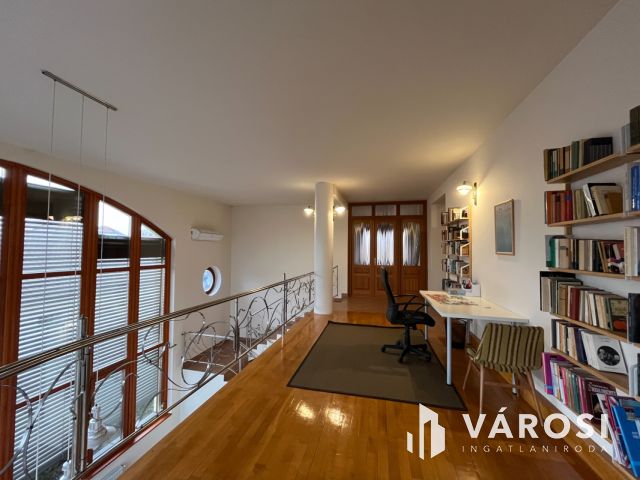 Debreceni Klasszikus Stílusú Impozáns Ingatlan Eladó!