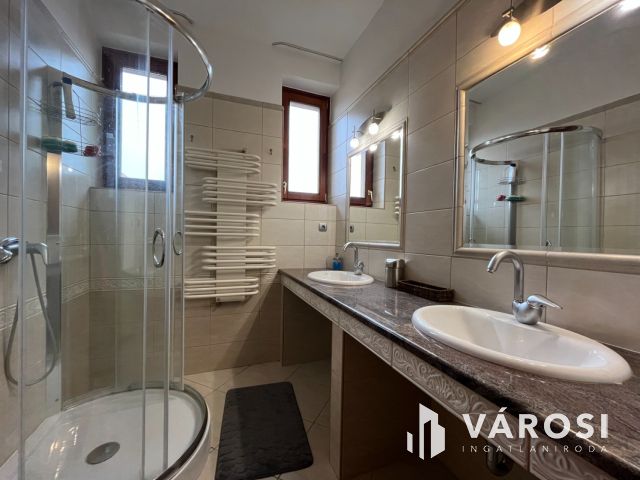 Debreceni Klasszikus Stílusú Impozáns Ingatlan Eladó!