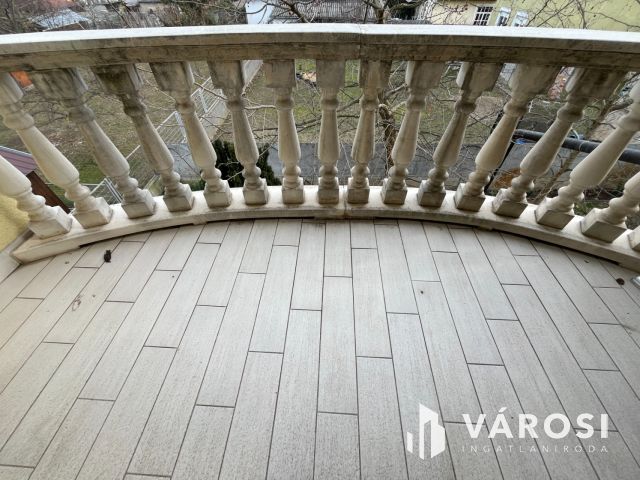 Debreceni Klasszikus Stílusú Impozáns Ingatlan Eladó!