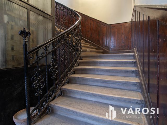 15 m2-es, 3. emeleti iroda kiadó a Podmaniczky utcában