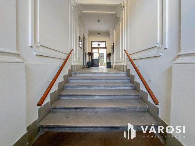 15 m2-es, 3. emeleti iroda kiadó a Podmaniczky utcában
