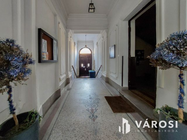 15 m2-es, 3. emeleti iroda kiadó a Podmaniczky utcában