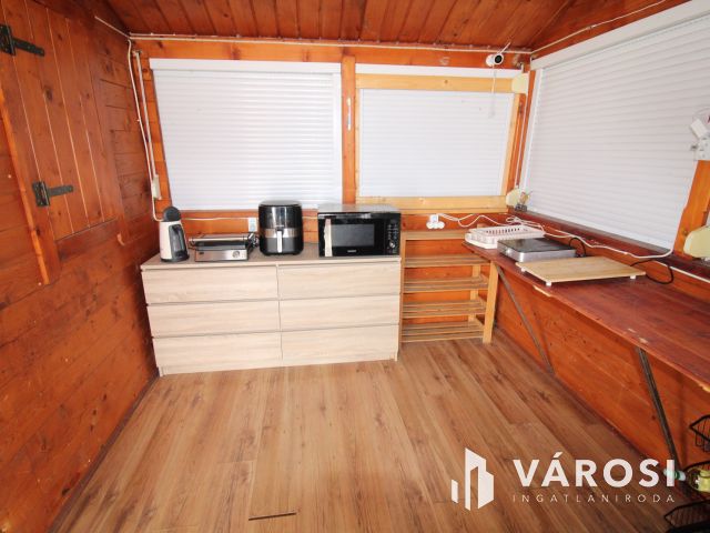 Kiváló kis horgászház a Borosgyáni tónál.