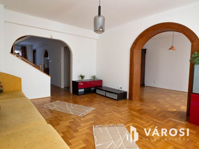 Nagyerdei tágas belső kétszintes lakás eladó