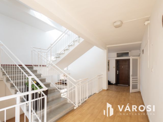 Tágas, napfényes belvárosi lakás