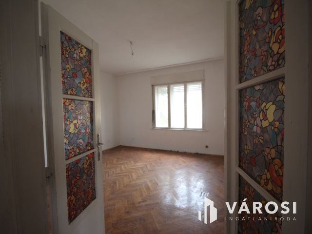 Impozáns kúria épület, az Alpokalján lévő Peresznyén