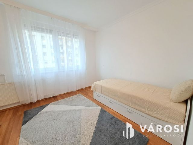 Újkerti 3 szobás panel lakás kiadó