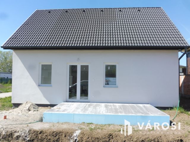 Újszegedi,nyugis,zöld-környezetben ház eladó.