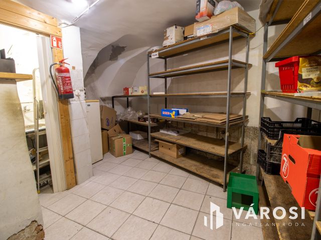 Utcai bejáratú üzlethelyiség raktárral Terézváros szívében
