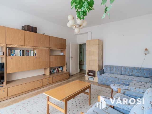 Szentháromság utcában korszerűsítendő 2 szobás lakás