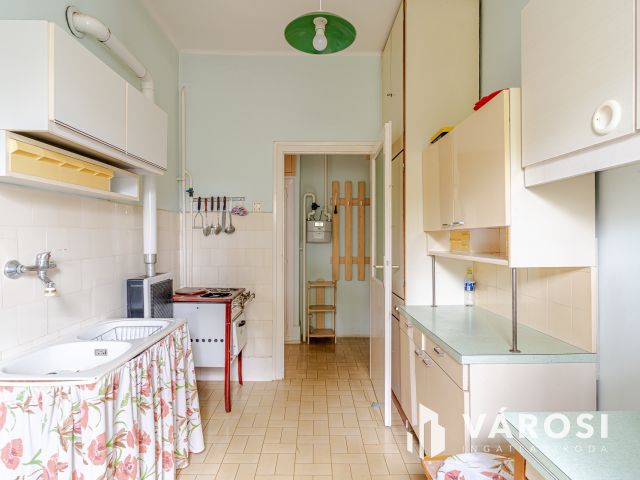 Szentháromság utcában korszerűsítendő 2 szobás lakás