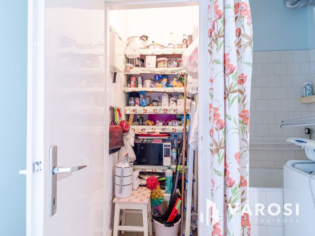 Szentháromság utcában korszerűsítendő 2 szobás lakás