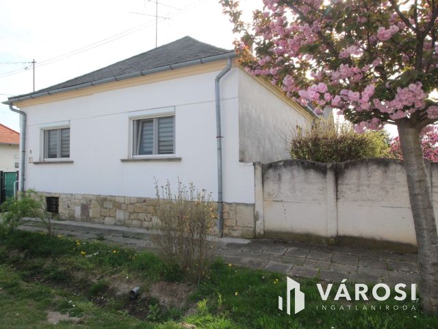 Felújított, 2 szobás házikó, pici kertel Szombathelyen