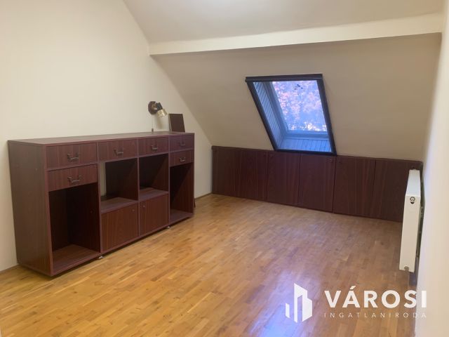 Nyiregyháza belvárosában bájos ikerház, üzlettel eladó