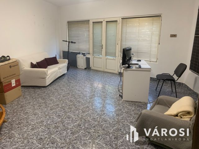 Nyiregyháza belvárosában bájos ikerház, üzlettel eladó