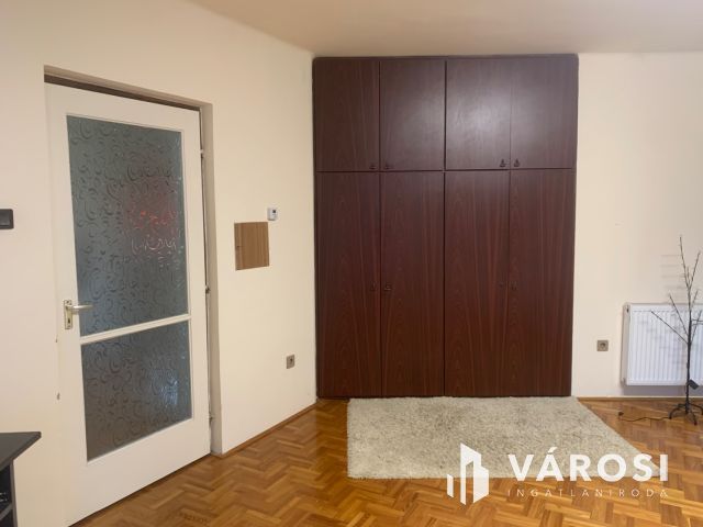 Nyiregyháza belvárosában bájos ikerház, üzlettel eladó