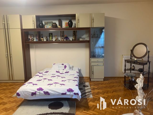 Nyiregyháza belvárosában bájos ikerház, üzlettel eladó