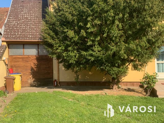 Nyiregyháza belvárosában bájos ikerház, üzlettel eladó