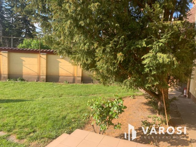 Nyiregyháza belvárosában bájos ikerház, üzlettel eladó