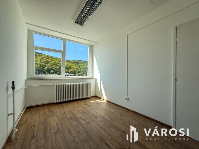 Belvárosi irodaház negyedik emeletén irodák eladók!