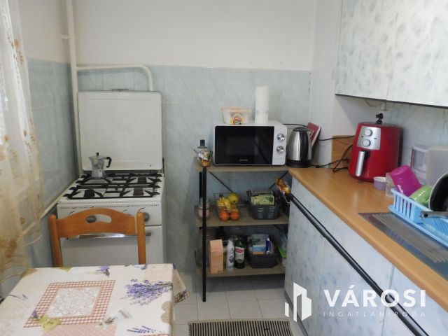 Újszegedi 49-es panel reális áron eladó.