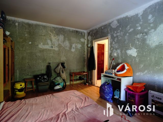 1,5 szobás panellakás a belvárosban