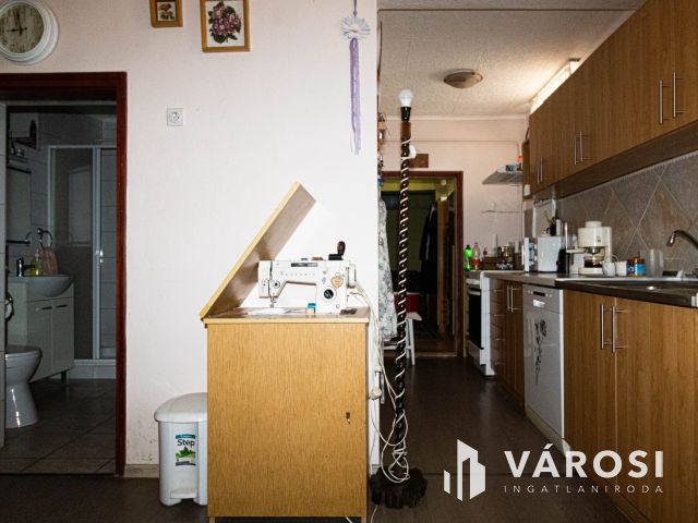 Okányban családi ház központi helyen eladó