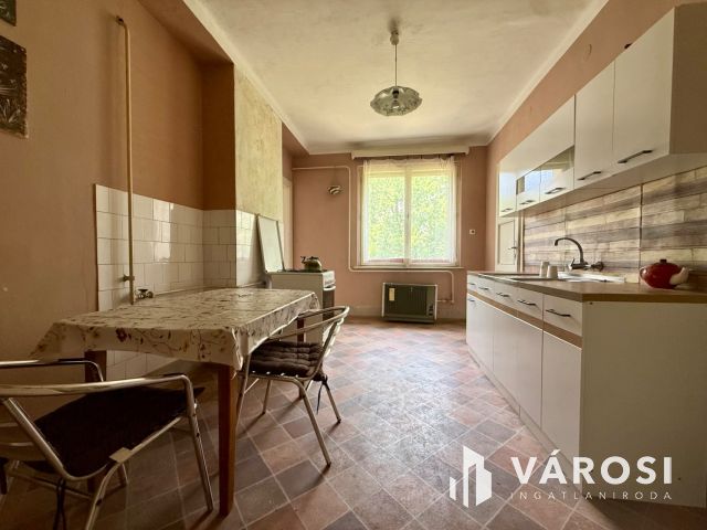 Budapesti úton 2. emeleti, 2 szobás lakás eladó!